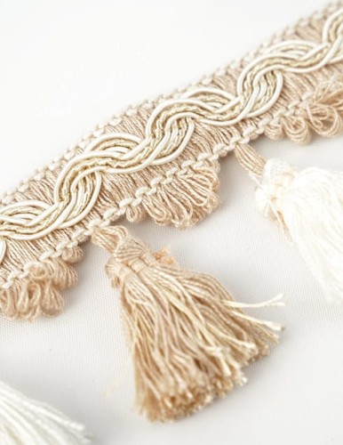 chwosty-na-tasmie-matowe-75-mm-ecru-szaro-bezowy-km15101 (1).jpg