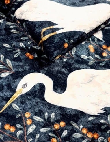 tkanina-w-biale-czaple-na-grafitowym-tle-crush-velvet (1).jpg